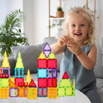 Meisje bouwt vrolijk met Magnetic Tiles Build & Beyond van Fits4Kids