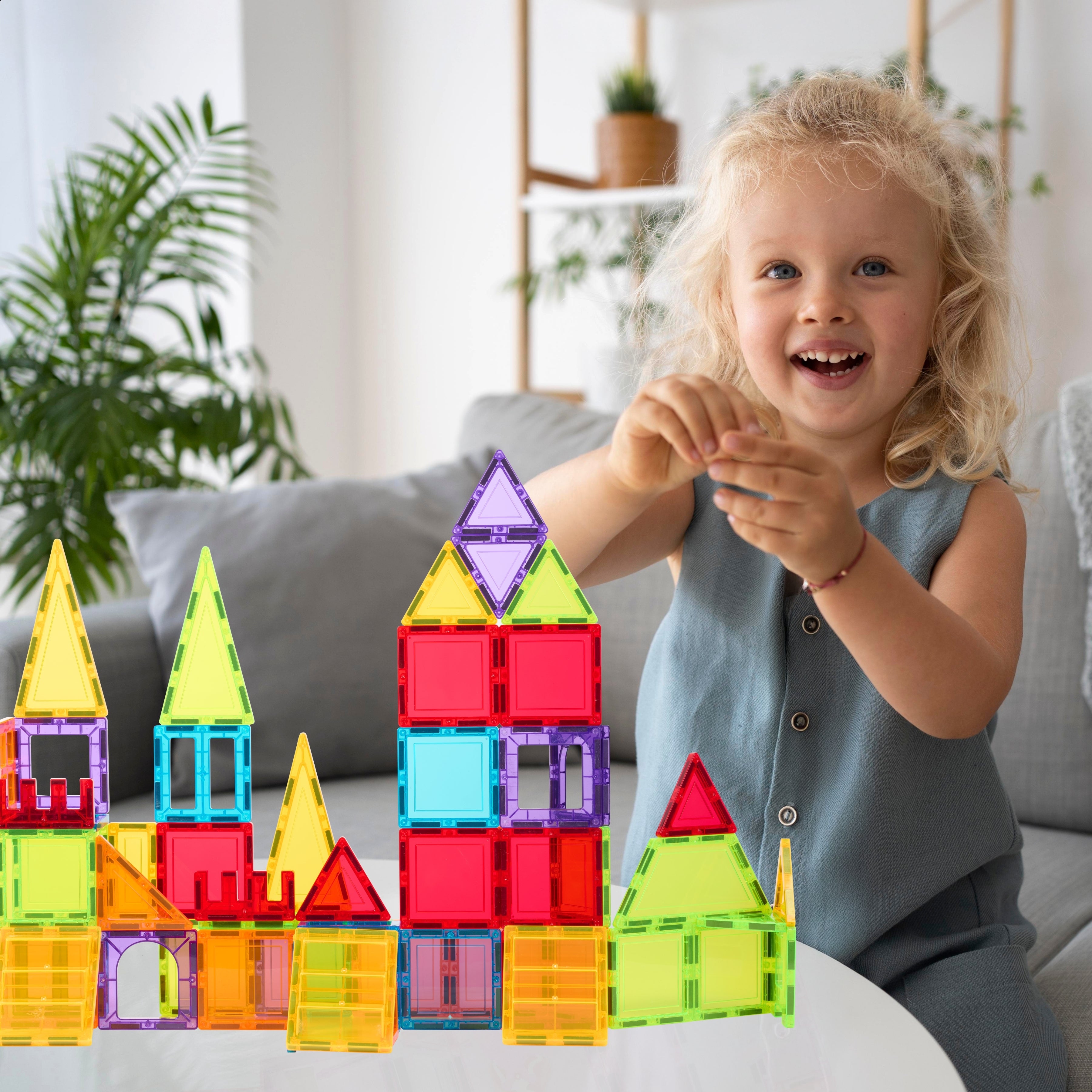 Meisje bouwt vrolijk met Magnetic Tiles Build & Beyond van Fits4Kids