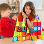 Moeder en kind spelen samen met Magnetic Tiles Build & Beyond van Fits4Kids