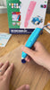 Kind bouwt met de Fits4Kids 3D pen op lage temperatuur (PCL)